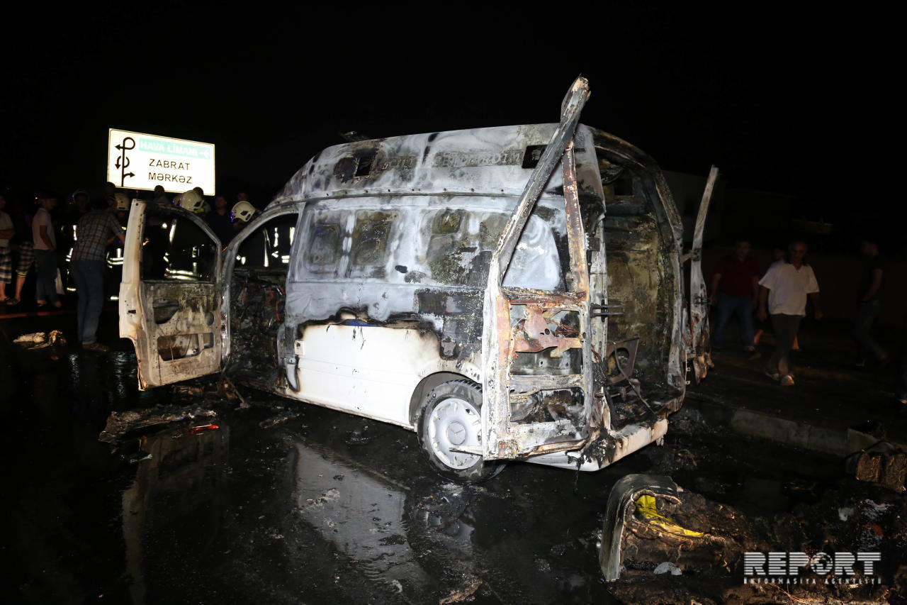 В Баку сгорела машина скорой помощи