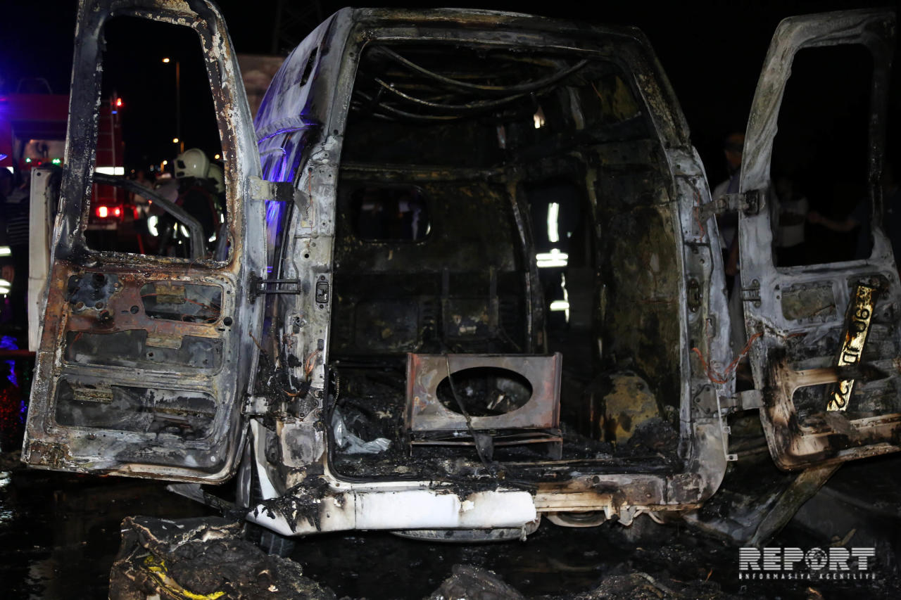 В Баку сгорела машина скорой помощи