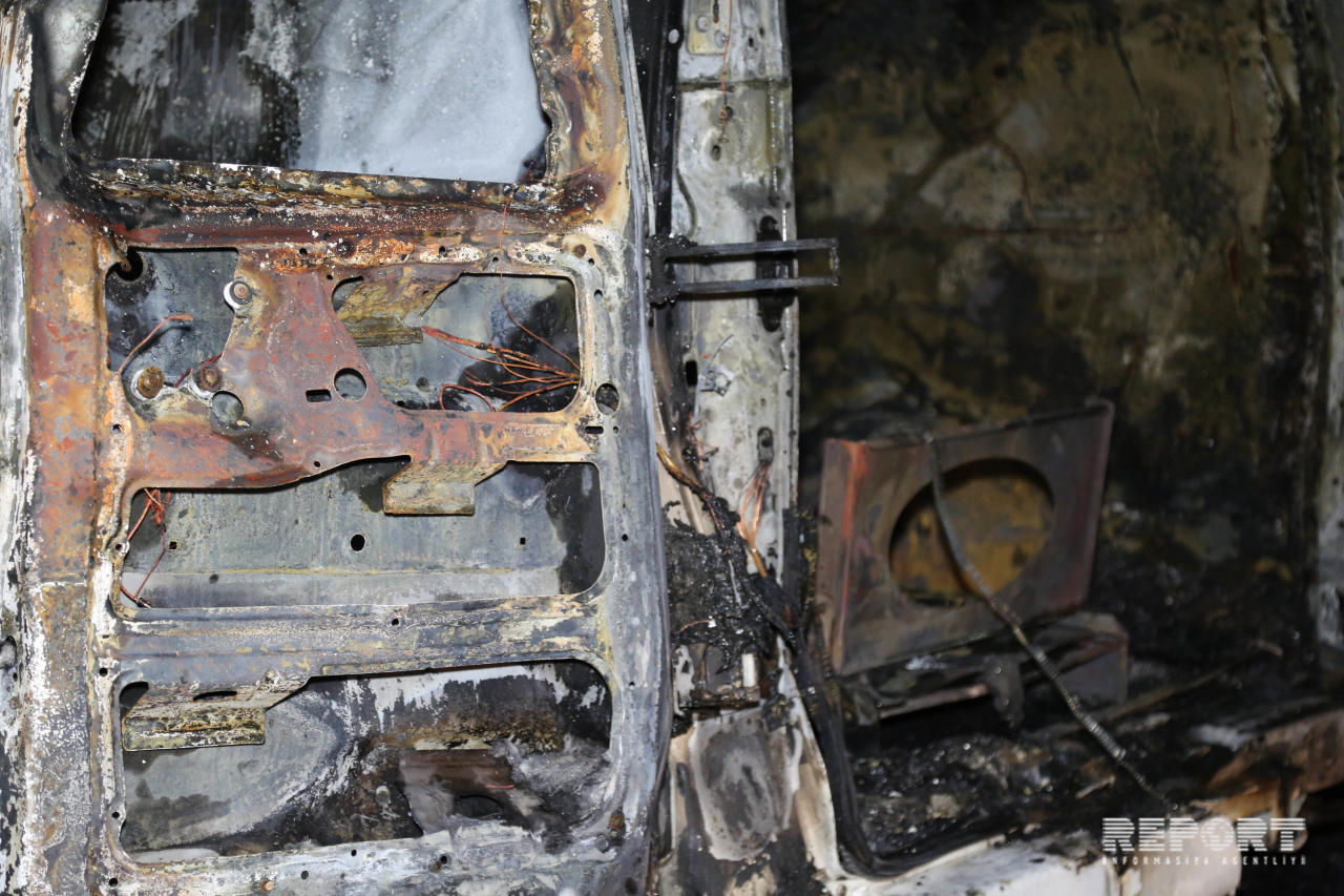 В Баку сгорела машина скорой помощи