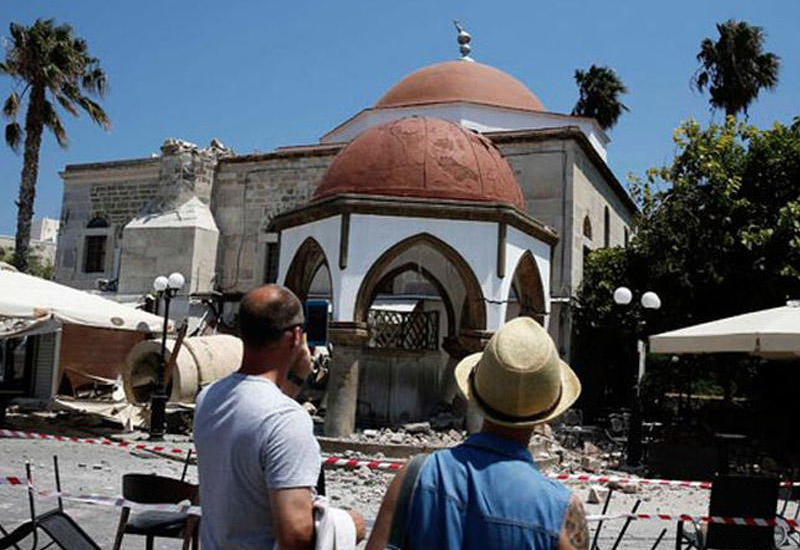 205 turist ərazidən çıxarılır: Kosda zəlzələ tarixi minarəni dağıtdı