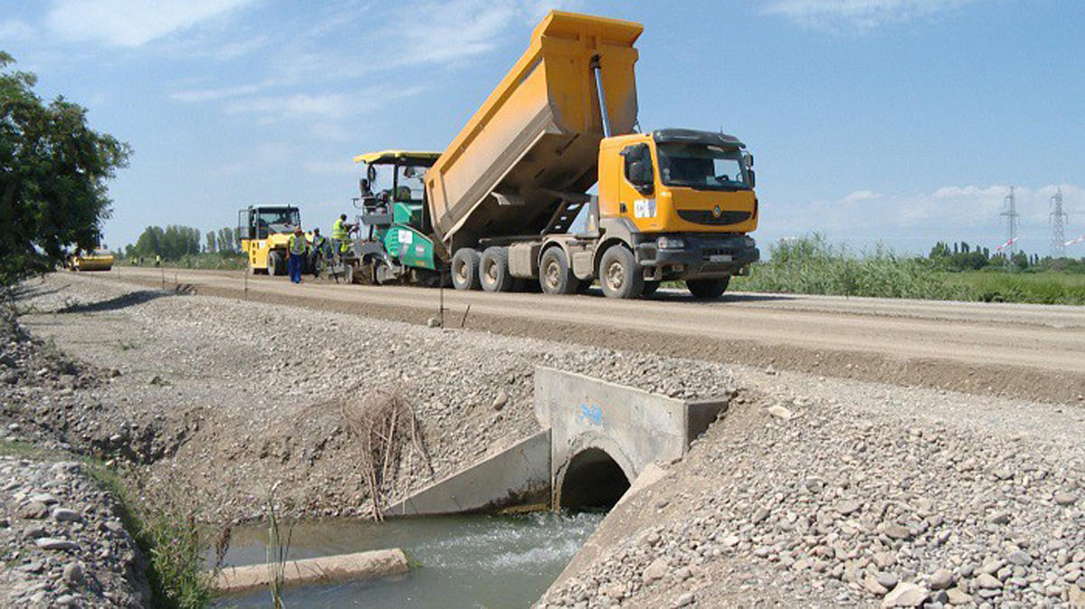 В Азербайджане реконструируется одна из региональных дорог
