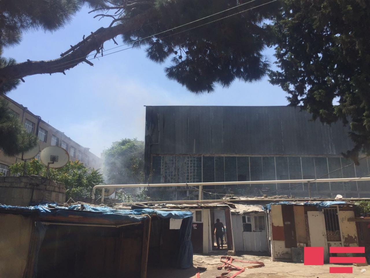 Сильный пожар в бакинском университете, есть пострадавшие