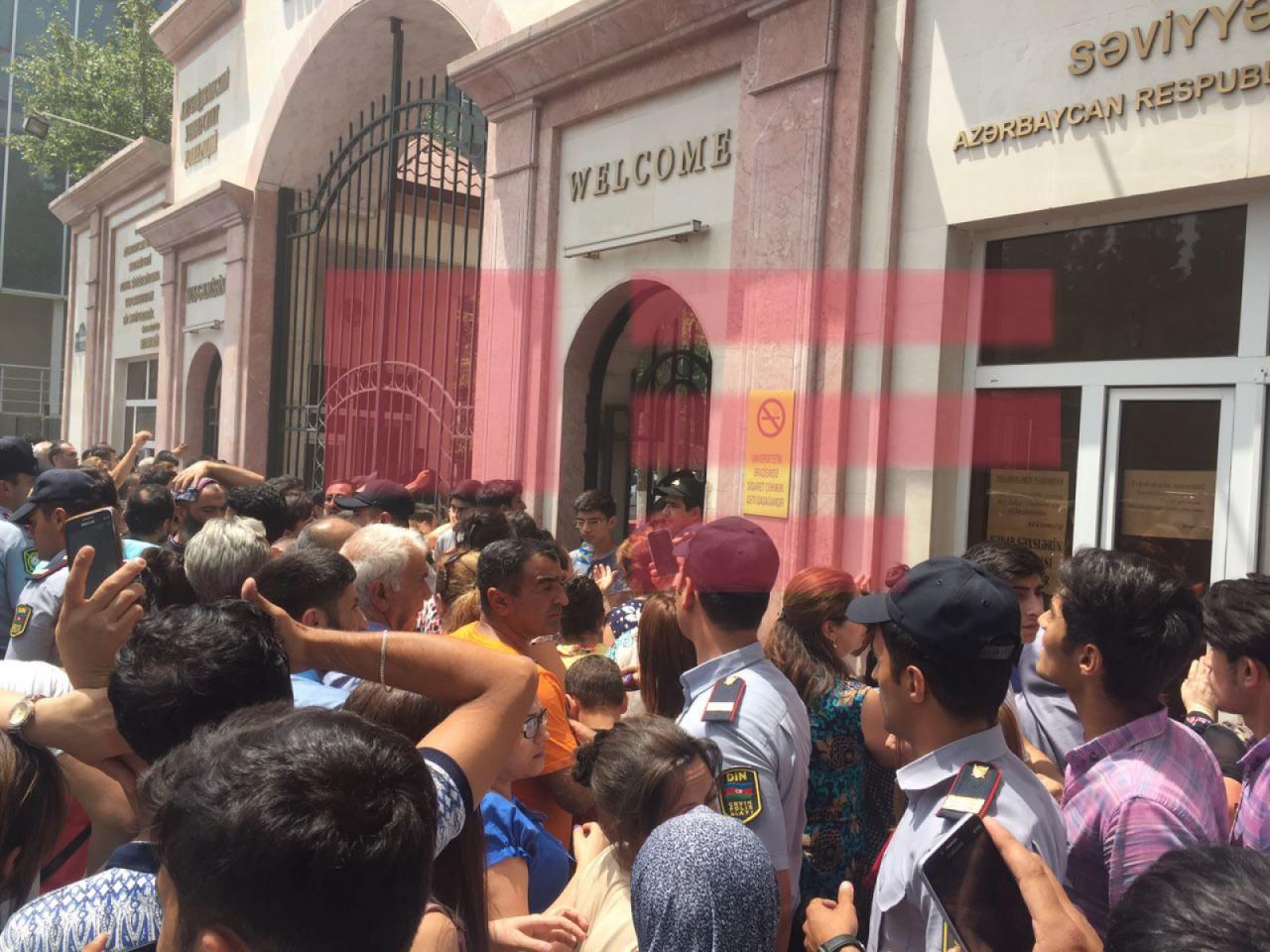 Сильный пожар в бакинском университете, есть пострадавшие