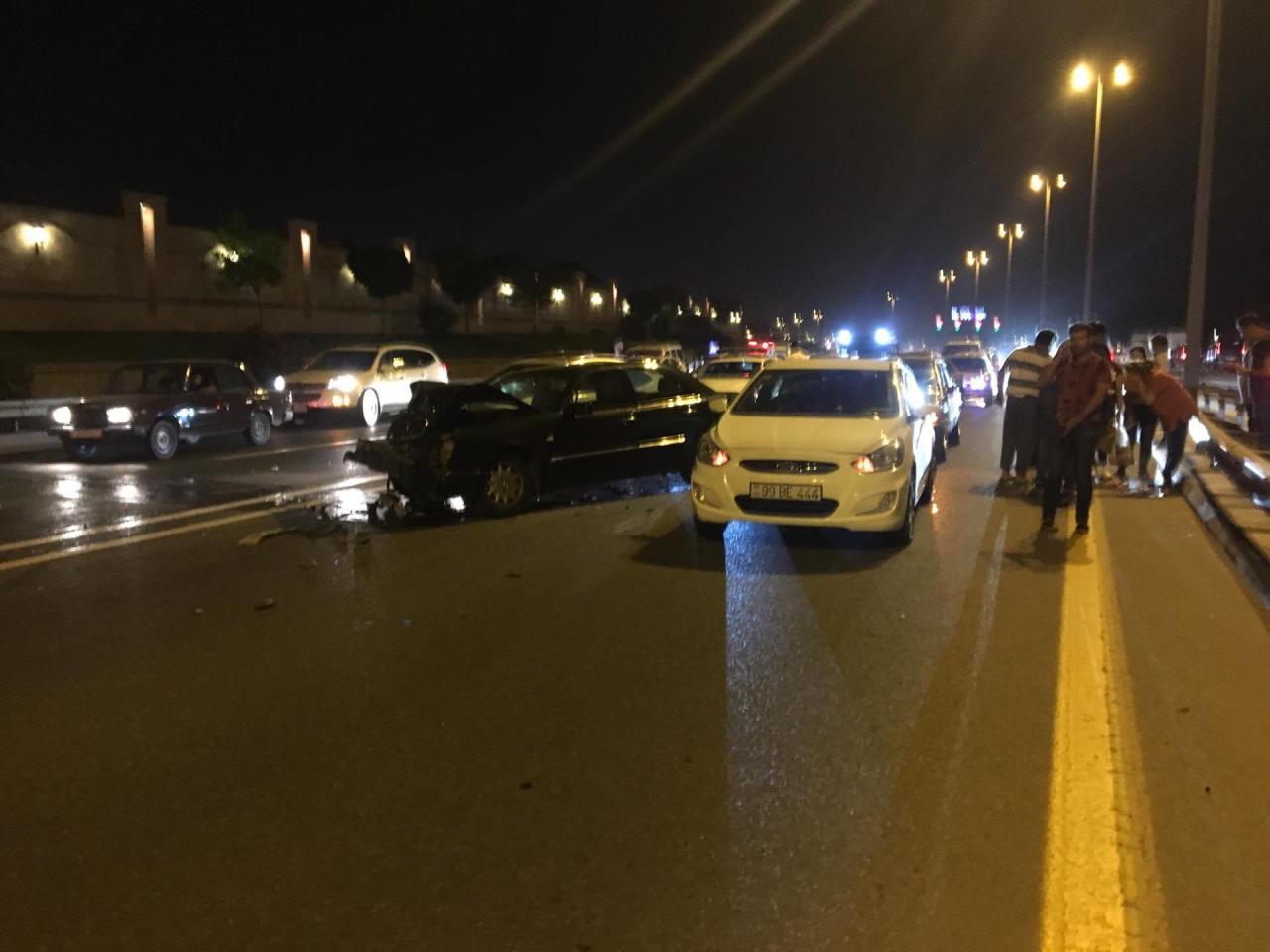 Paytaxtda film kimi qəza - 005 nömrəli "BMW" yolu kəsdi, 6 maşın toqquşdu