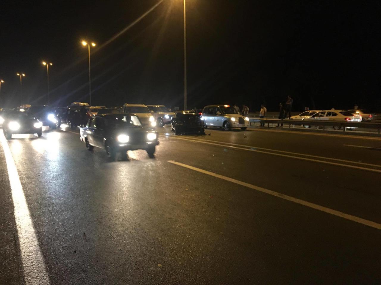 Paytaxtda film kimi qəza - 005 nömrəli "BMW" yolu kəsdi, 6 maşın toqquşdu