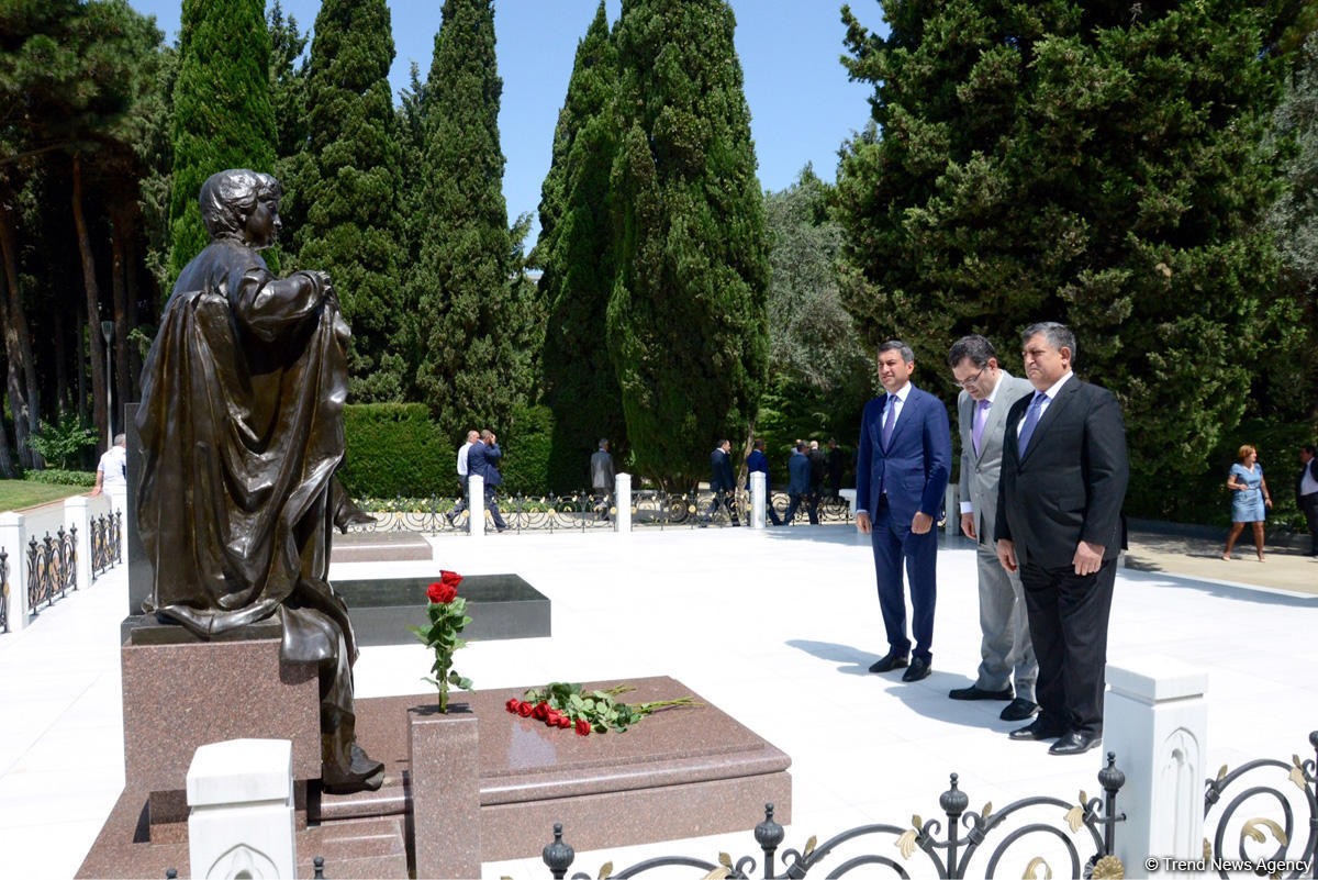 Коллектив министерства молодежи и спорта Азербайджана посетил могилу великого лидера Гейдара Алиева