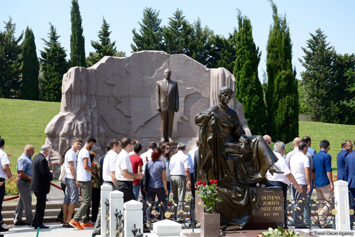 Коллектив министерства молодежи и спорта Азербайджана посетил могилу великого лидера Гейдара Алиева