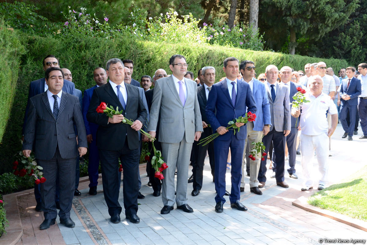Коллектив министерства молодежи и спорта Азербайджана посетил могилу великого лидера Гейдара Алиева