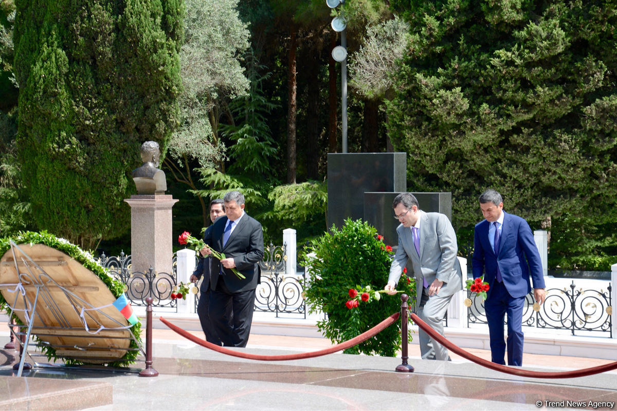 Коллектив министерства молодежи и спорта Азербайджана посетил могилу великого лидера Гейдара Алиева
