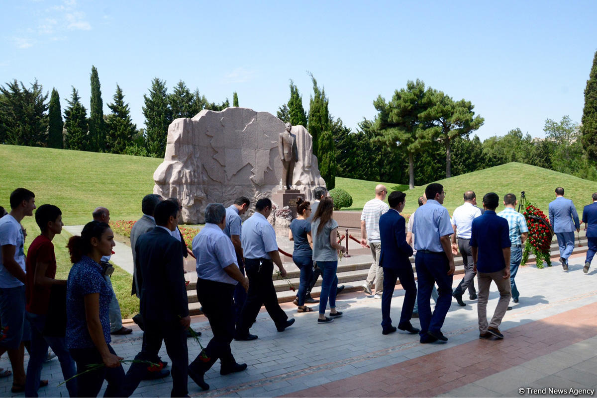 Коллектив министерства молодежи и спорта Азербайджана посетил могилу великого лидера Гейдара Алиева
