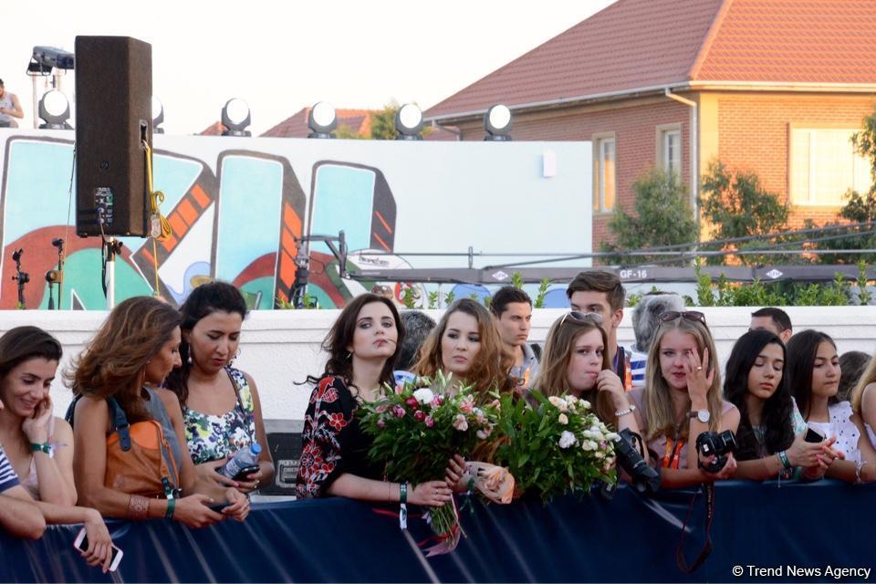 Звезды на красной дорожке международного фестиваля "ЖАРА" в Баку – день второй