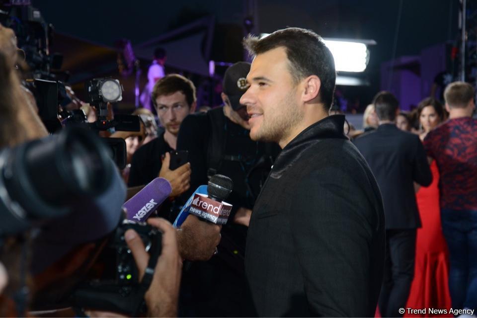 Парад звезд на красной дорожке фестиваля "ЖАРА" в Баку – день третий