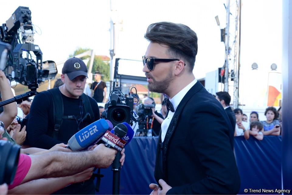 Парад звезд на красной дорожке фестиваля "ЖАРА" в Баку – день третий