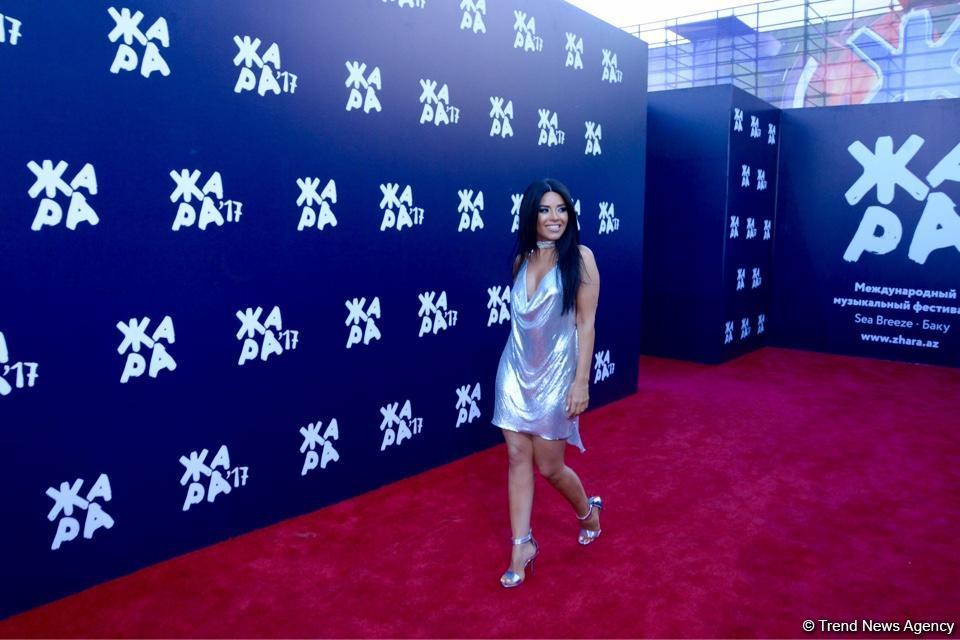Парад звезд на красной дорожке фестиваля "ЖАРА" в Баку – день третий