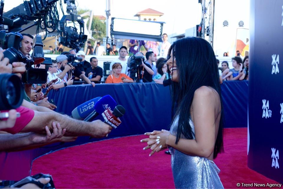 Парад звезд на красной дорожке фестиваля "ЖАРА" в Баку – день третий