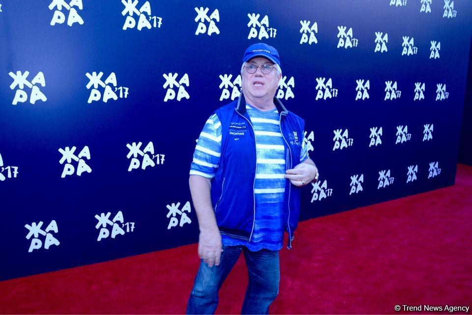 Парад звезд на красной дорожке фестиваля "ЖАРА" в Баку – день третий