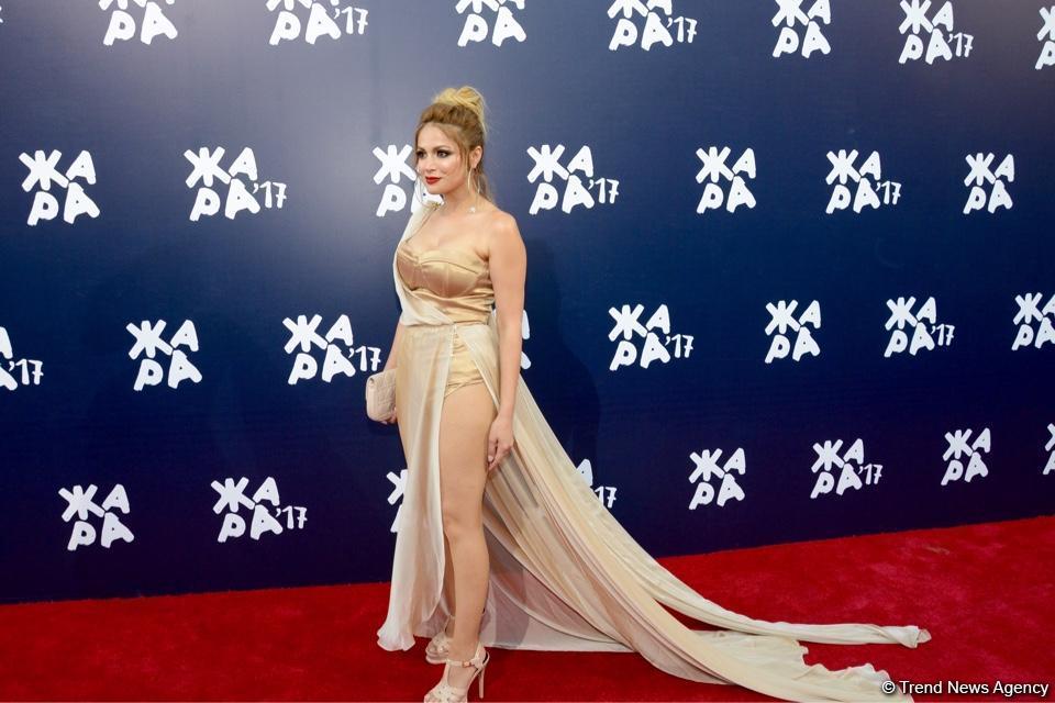 Парад звезд на красной дорожке фестиваля "ЖАРА" в Баку – день третий