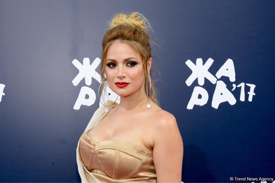 Парад звезд на красной дорожке фестиваля "ЖАРА" в Баку – день третий