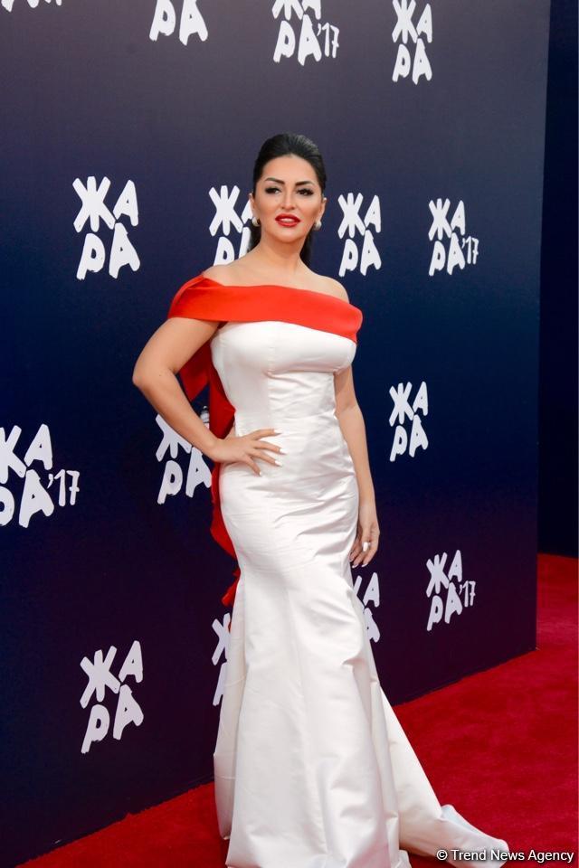 Парад звезд на красной дорожке фестиваля "ЖАРА" в Баку – день третий
