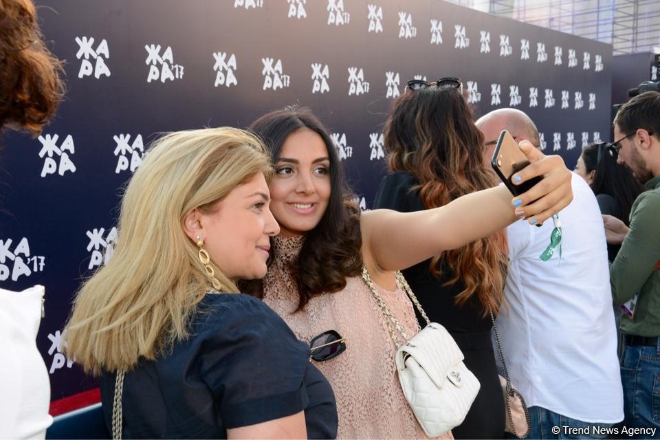 Парад звезд на красной дорожке фестиваля "ЖАРА" в Баку – день третий