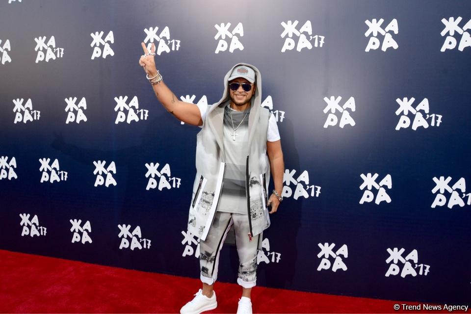 Парад звезд на красной дорожке фестиваля "ЖАРА" в Баку – день третий