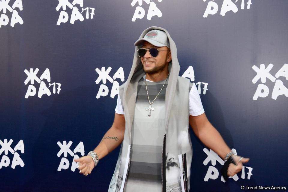 Парад звезд на красной дорожке фестиваля "ЖАРА" в Баку – день третий