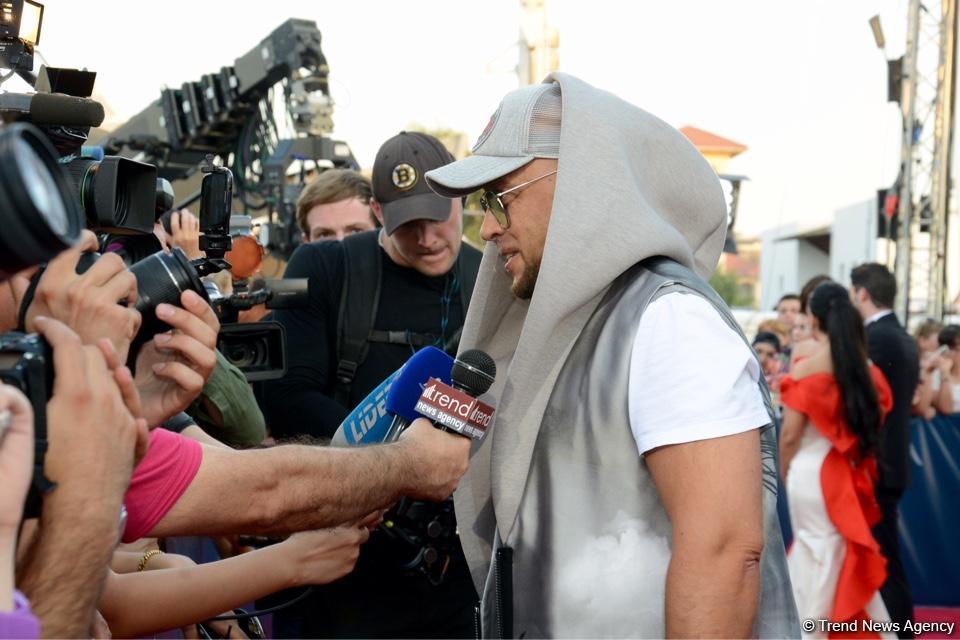 Парад звезд на красной дорожке фестиваля "ЖАРА" в Баку – день третий