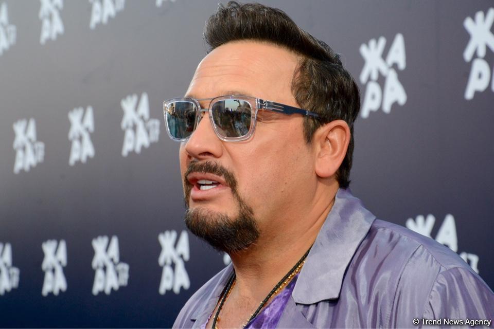 Парад звезд на красной дорожке фестиваля "ЖАРА" в Баку – день третий