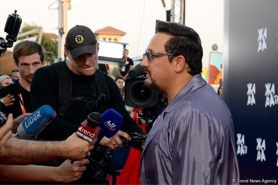 Парад звезд на красной дорожке фестиваля "ЖАРА" в Баку – день третий