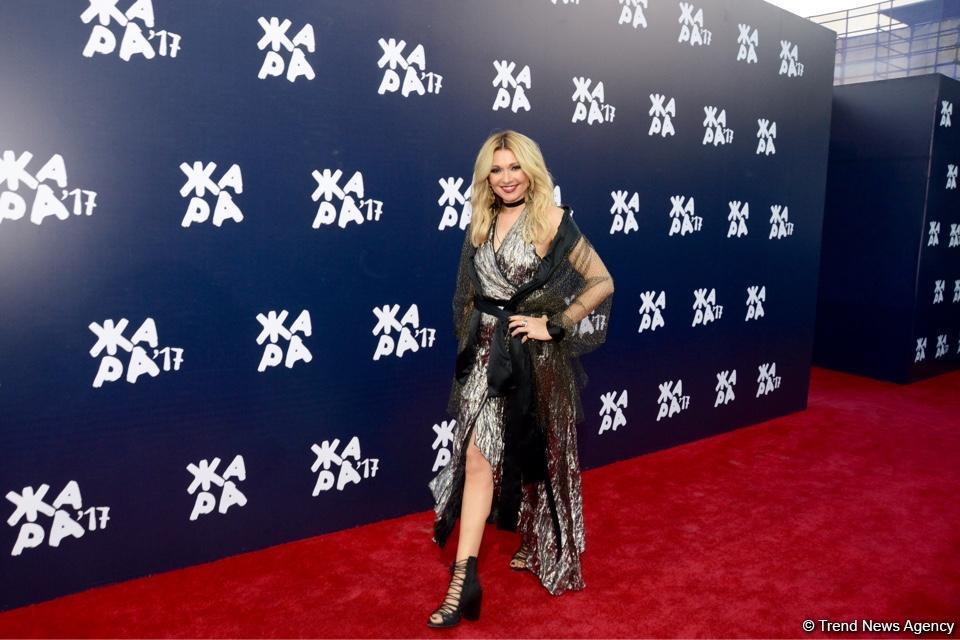 Парад звезд на красной дорожке фестиваля "ЖАРА" в Баку – день третий