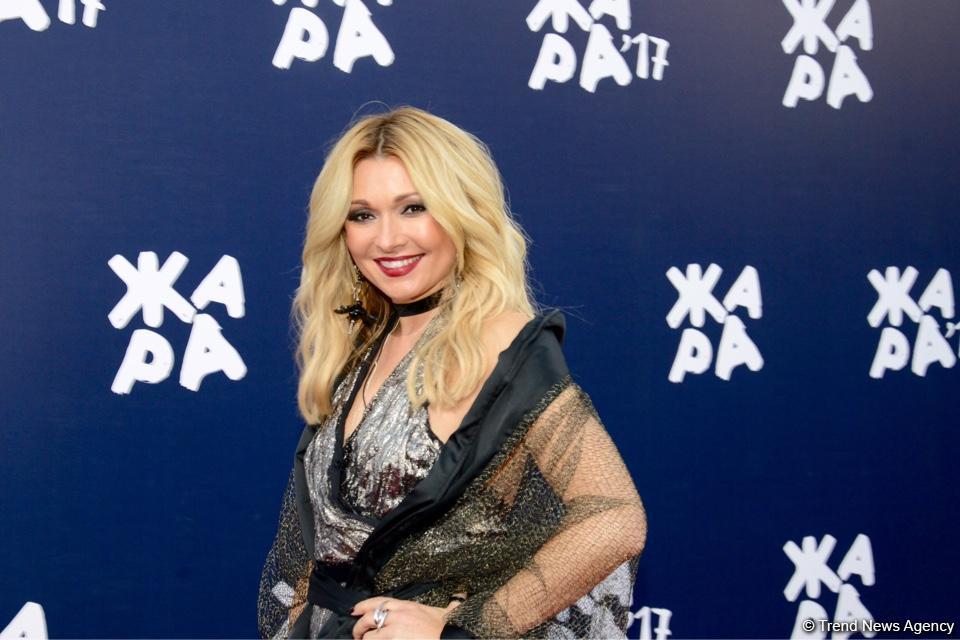 Парад звезд на красной дорожке фестиваля "ЖАРА" в Баку – день третий