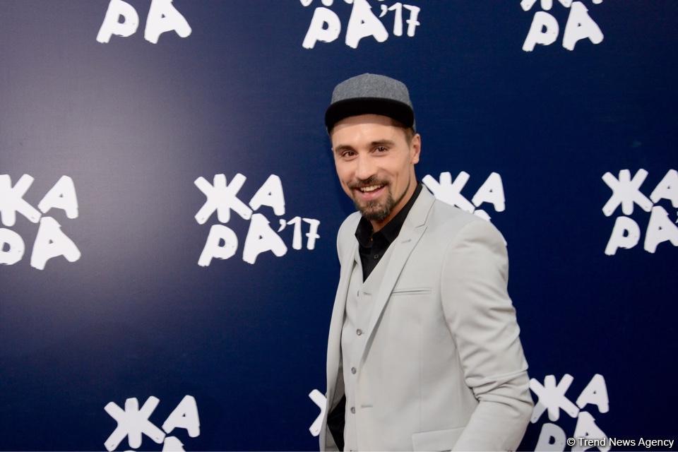 Парад звезд на красной дорожке фестиваля "ЖАРА" в Баку – день третий