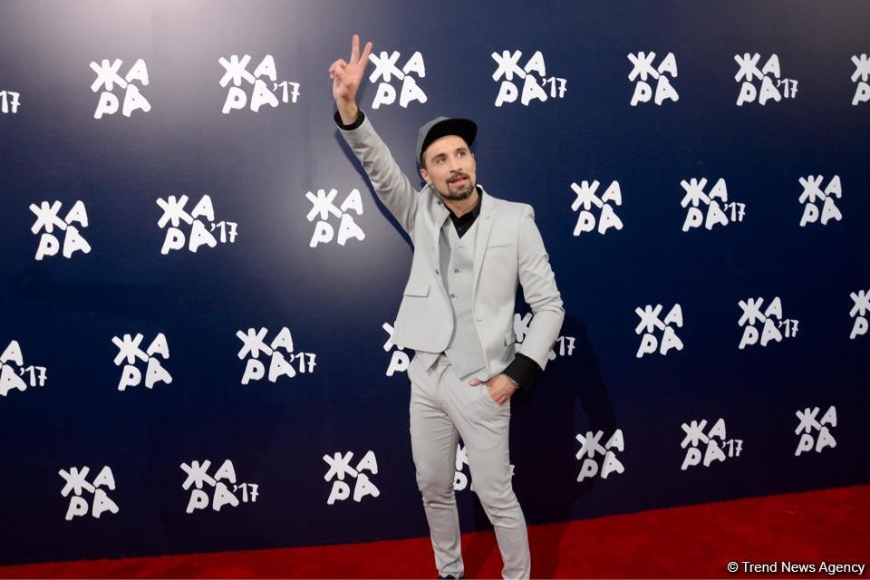 Парад звезд на красной дорожке фестиваля "ЖАРА" в Баку – день третий