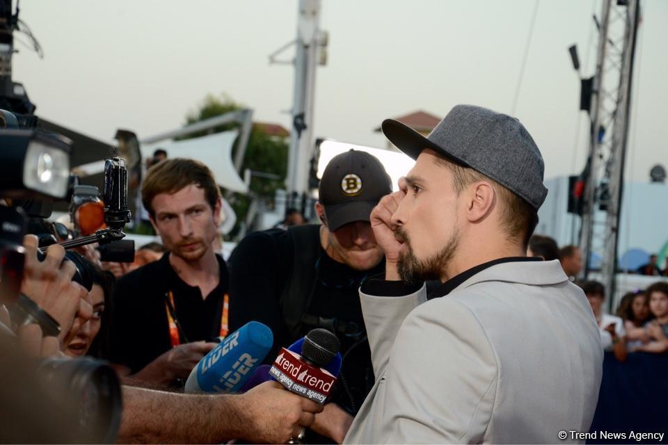 Парад звезд на красной дорожке фестиваля "ЖАРА" в Баку – день третий