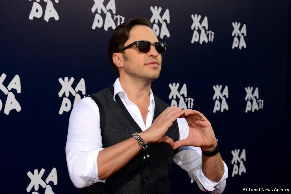 Парад звезд на красной дорожке фестиваля "ЖАРА" в Баку – день третий