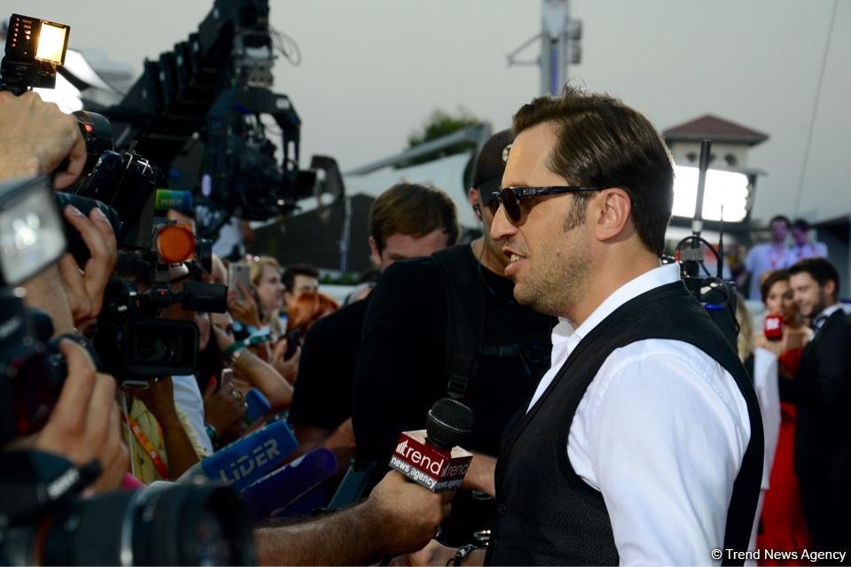 Парад звезд на красной дорожке фестиваля "ЖАРА" в Баку – день третий