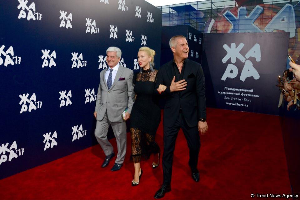 Парад звезд на красной дорожке фестиваля "ЖАРА" в Баку – день третий