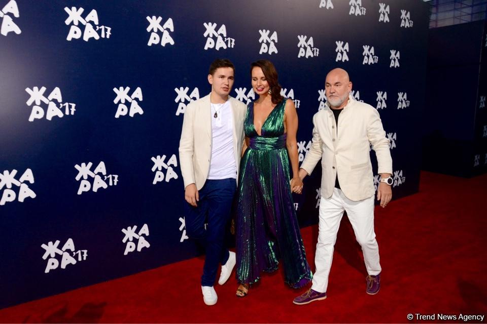 Парад звезд на красной дорожке фестиваля "ЖАРА" в Баку – день третий