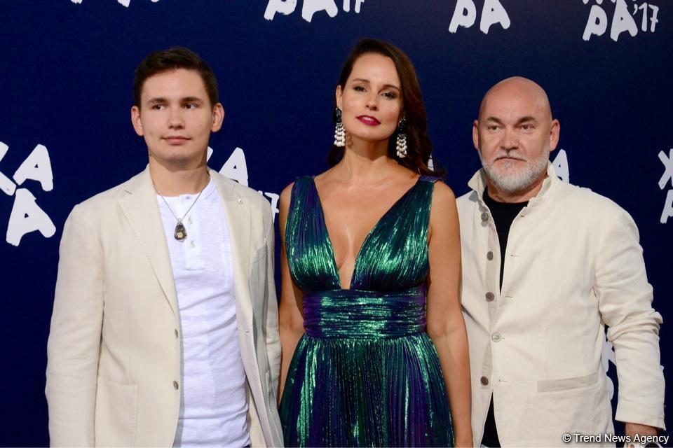 Парад звезд на красной дорожке фестиваля "ЖАРА" в Баку – день третий