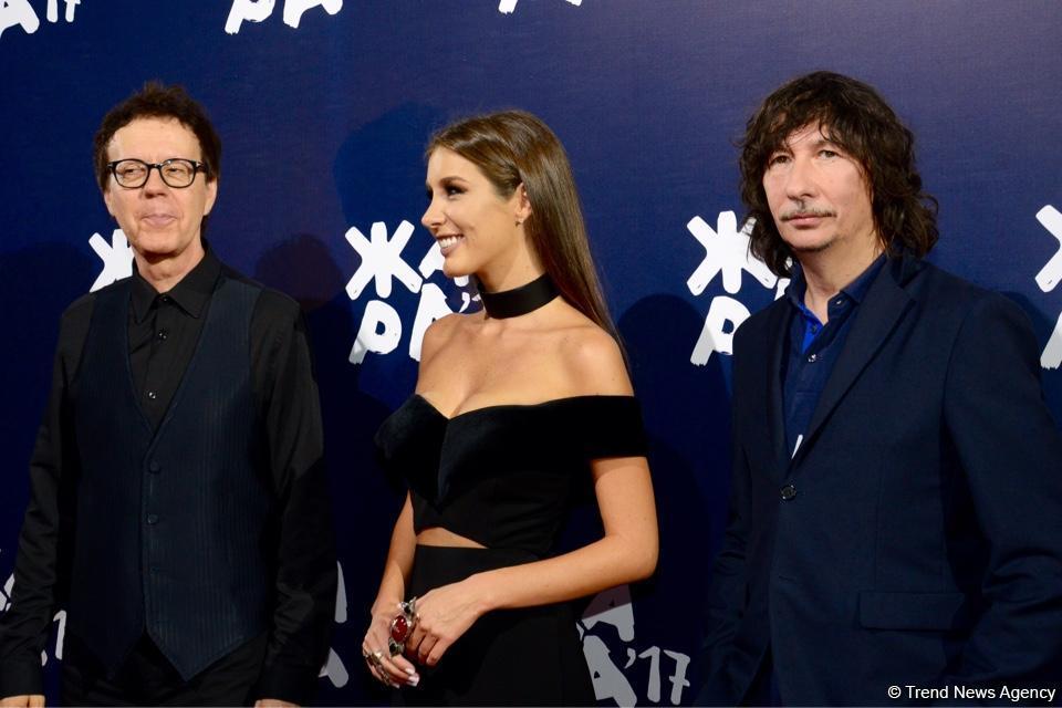 Парад звезд на красной дорожке фестиваля "ЖАРА" в Баку – день третий