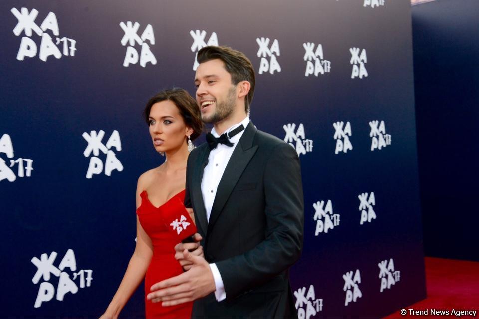 Парад звезд на красной дорожке фестиваля "ЖАРА" в Баку – день третий