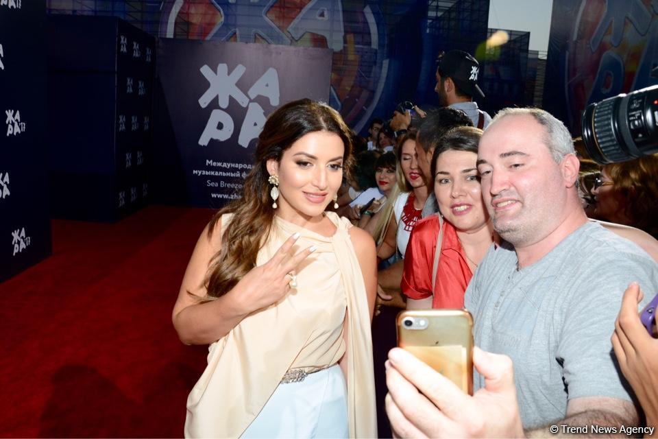 Парад звезд на красной дорожке фестиваля "ЖАРА" в Баку – день третий