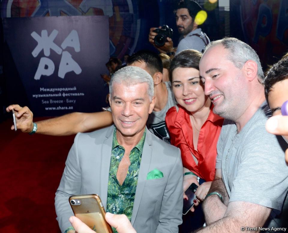 Парад звезд на красной дорожке фестиваля "ЖАРА" в Баку – день третий