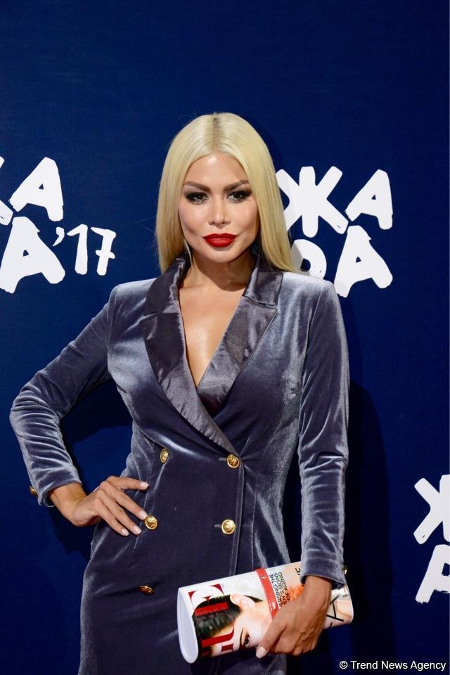 Парад звезд на красной дорожке фестиваля "ЖАРА" в Баку – день третий