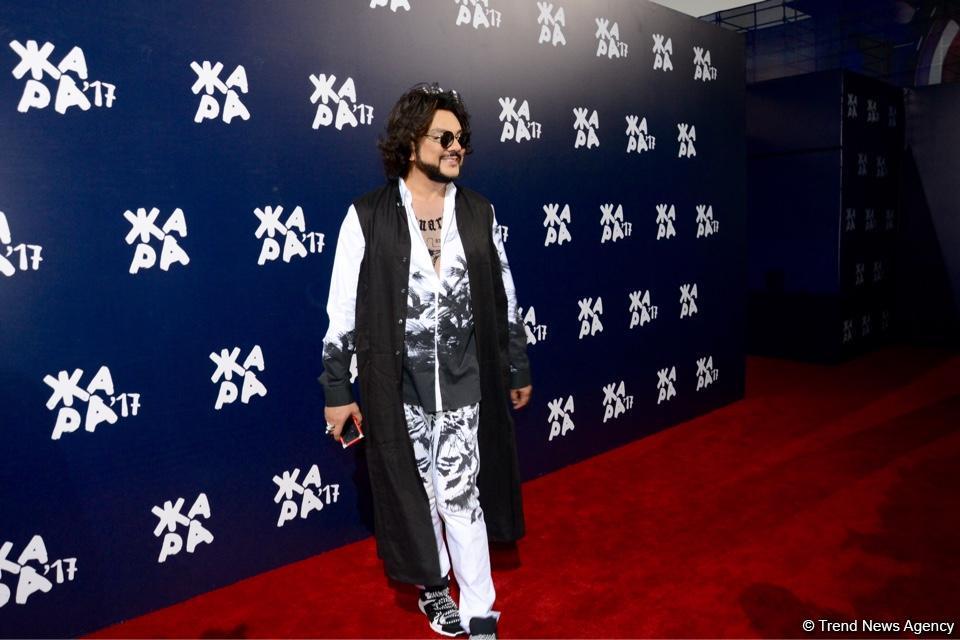 Парад звезд на красной дорожке фестиваля "ЖАРА" в Баку – день третий