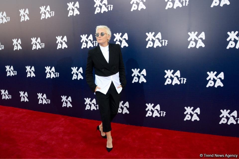 Парад звезд на красной дорожке фестиваля "ЖАРА" в Баку – день третий