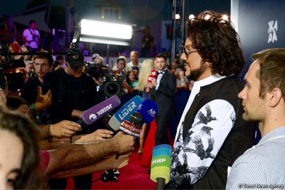 Парад звезд на красной дорожке фестиваля "ЖАРА" в Баку – день третий