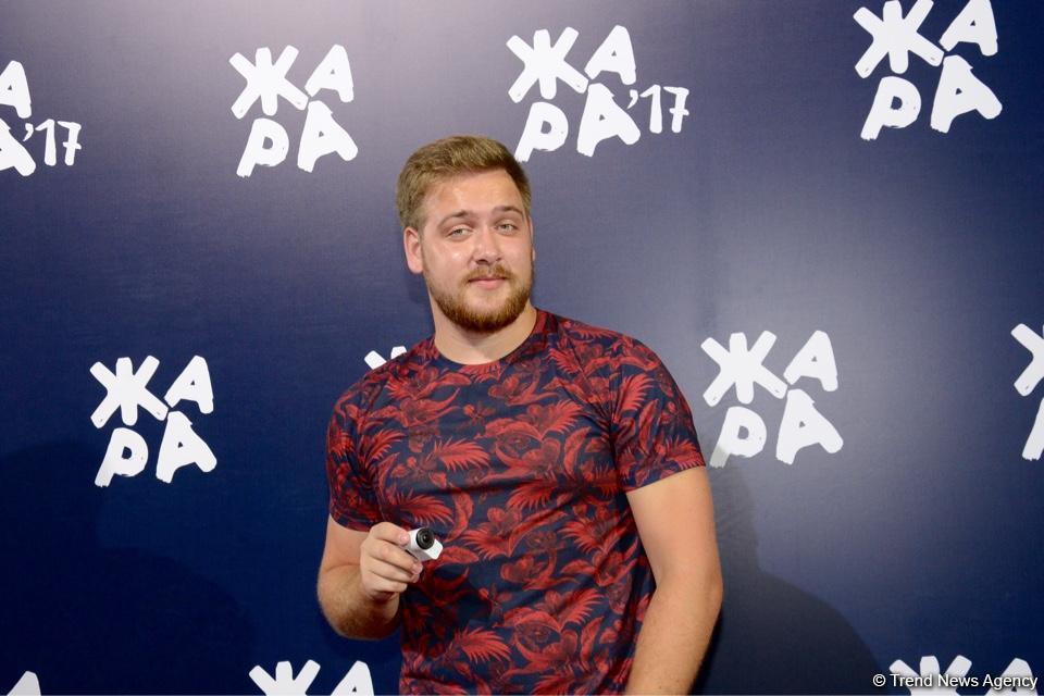 Парад звезд на красной дорожке фестиваля "ЖАРА" в Баку – день третий