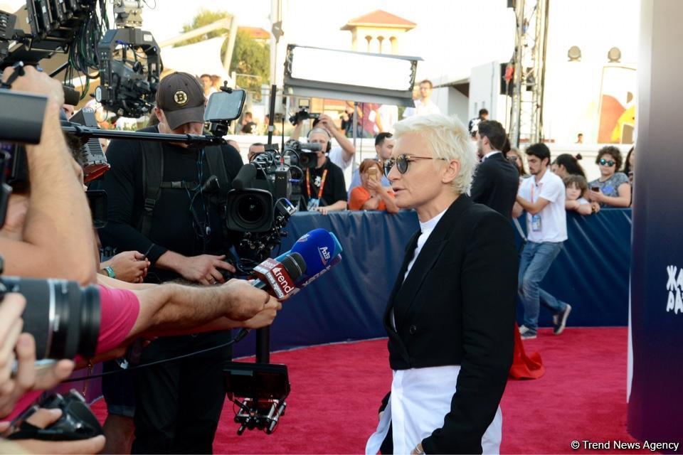 Парад звезд на красной дорожке фестиваля "ЖАРА" в Баку – день третий