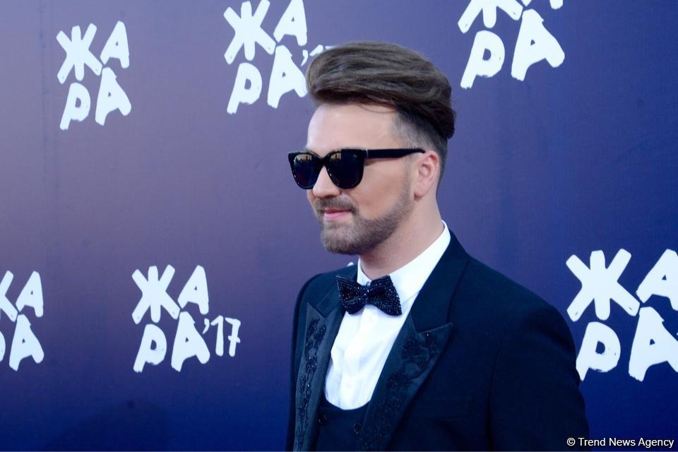 Парад звезд на красной дорожке фестиваля "ЖАРА" в Баку – день третий